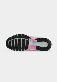 Σόλα ενός γκρι και ροζ παπουτσιού Nike για τρέξιμο με μαύρο πέλμα και υφασμένο σχέδιο πρόσφυσης.