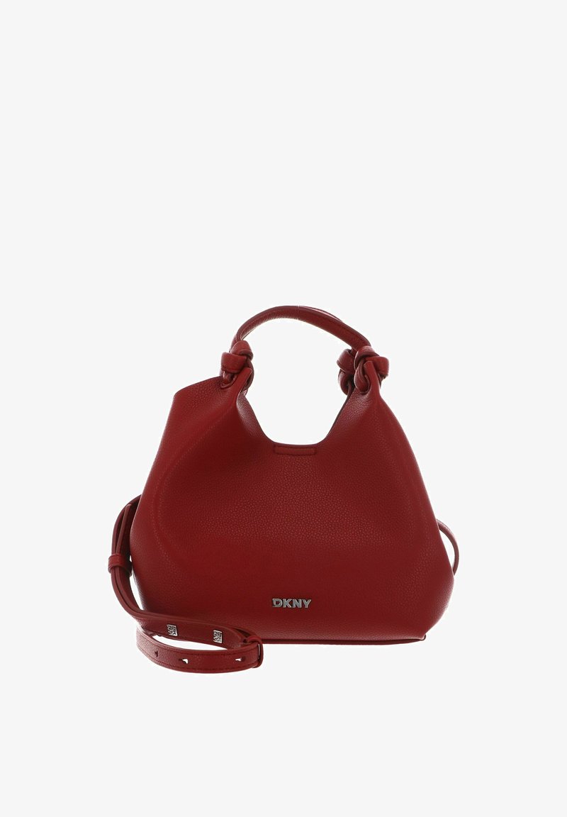 Sac à main en cuir rouge texturé avec poignées doubles nouées, bandoulière réglable et logo métallique DKNY à l'avant.