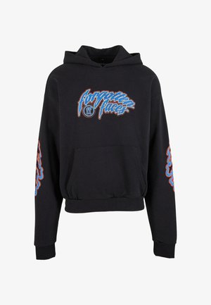 Sudadera negra con capucha ajustable. Presenta un logo bordado de "Forgotten Faces" en azul y rojo. Incluye un bolsillo frontal y puños acanalados.