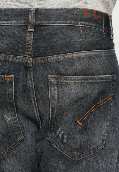Jeans in denim grigio scuro con cuciture arancioni, tasche posteriori, leggero usuramento e una piccola etichetta in pelle sulla vita.