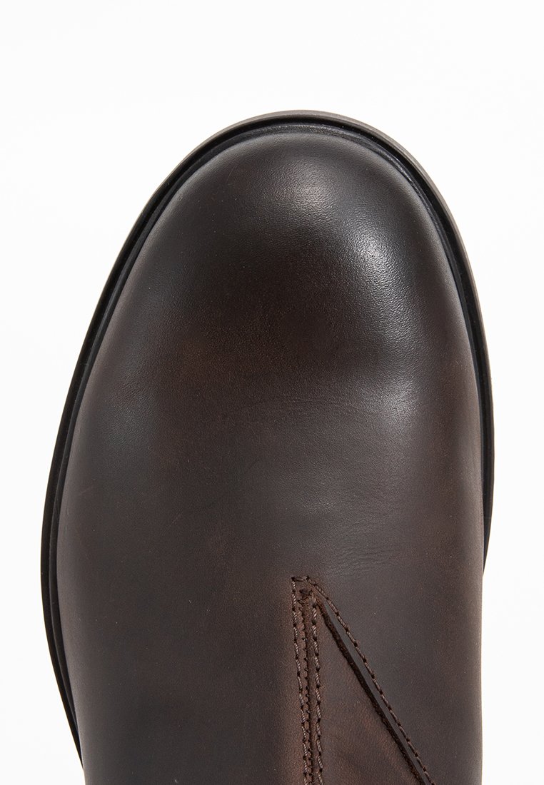 Botte en cuir marron foncé avec un bout arrondi, détails de couture visibles, texture lisse et semelle noire avec une légère brillance.