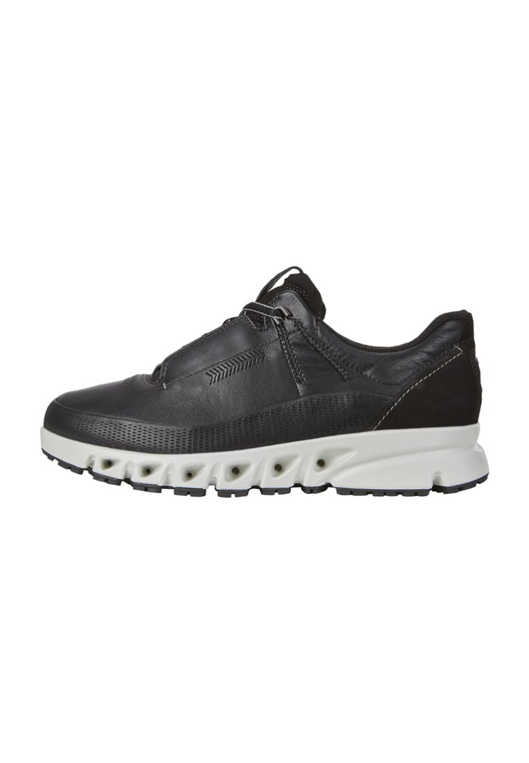 Sorte lærersneaker med en teksturert overdel, elastiske snorer og en hvit mellomsåle med fremtredende dempeputer og svart gummisåle.