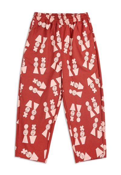 Červené nohavice s elastickým pásom a abstraktným vzorom, ktorý obsahuje svetloružové geometrické tvary a jednoduché tváre roztrúsené po látke.