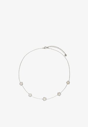 Collar de cadena plateada delicada con cinco pequeños charms blancos en forma de flor, espaciados uniformemente a lo largo de la cadena, y un cierre ajustable.