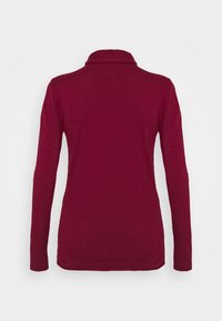 Haut ajusté à manches longues, rouge foncé, avec un col montant, présenté de dos sur un fond clair uni.