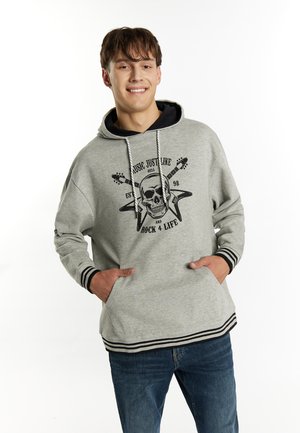 Grå hoodie med sorte detaljer, der har et skull- og guitartryk. Lavet af blødt stof, med en kengurupoke og kontrasterende stribet kant.