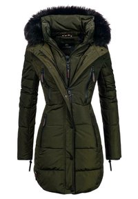 Manteau d'hiver long matelassé vert foncé avec capuche bordée de fourrure noire, plusieurs poches zippées et boutons de fermeture à l'avant.