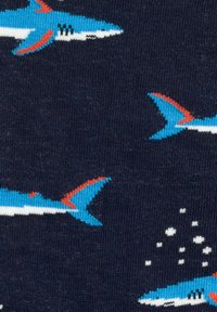 Marine stof met een herhalend patroon van gestileerde haaien in blauw, wit en rood, met verspreide witte bubbels voor detail.