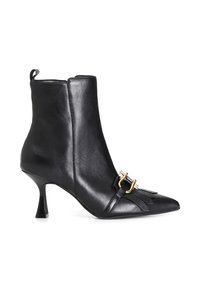 Bota de cuero negra hasta el tobillo con punta afilada y tacón medio. Presenta un accesorio de hebilla dorada y detalles de flecos en la parte frontal.