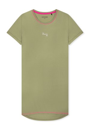 Oliwkowo-zielony krótki T-shirt z różowym obszyciem na kołnierzu i dole, z białym napisem "for everyday life" na środku klatki piersiowej.