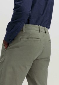 hessnatur Chino - oliv