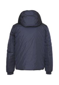 Giacca puffer navy, vista frontale, dotata di cappuccio, polsini elasticizzati e texture trapuntata. Esterno liscio e lucido per calore e comfort.