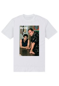 Weißes T-Shirt mit einem grafischen Druck von zwei Männern, die sich auf einen Tisch lehnen, mit dem Text "Sopranos" darüber; einer trägt ein schwarzes gemustertes Hemd.