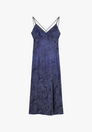 Maxikleid aus tiefblauem Stoff mit einem strukturierten, abstrakten Muster. Verfügt über dünne verstellbare Träger und einen seitlichen Schlitz für Bewegungsfreiheit.