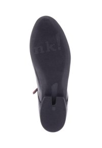 Semelle de chaussure noire avec une surface texturée présentant des rainures horizontales et un petit logo. Comprend un point de pivot près du talon pour une meilleure adhérence.