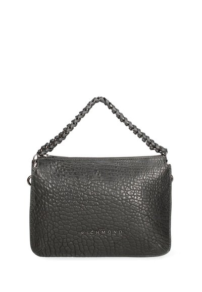 Borsa a mano in pelle nera texture con una tracolla intrecciata, forma rettangolare, dotata di chiusura con zip e marchio in rilievo sul fronte.