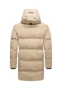 Beige pūkainu mētelis ar kapuci, kas ir ar quilted dizainu, garām piedurknēm un elastīgiem aprocēm. Gluda tekstūra ar šauru siluetu.