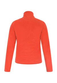 Piros fleece pulóver magas gallérral és hosszú ujjakkal. Az anyag puha és enyhén texturált, egyszínű, minták nélküli.