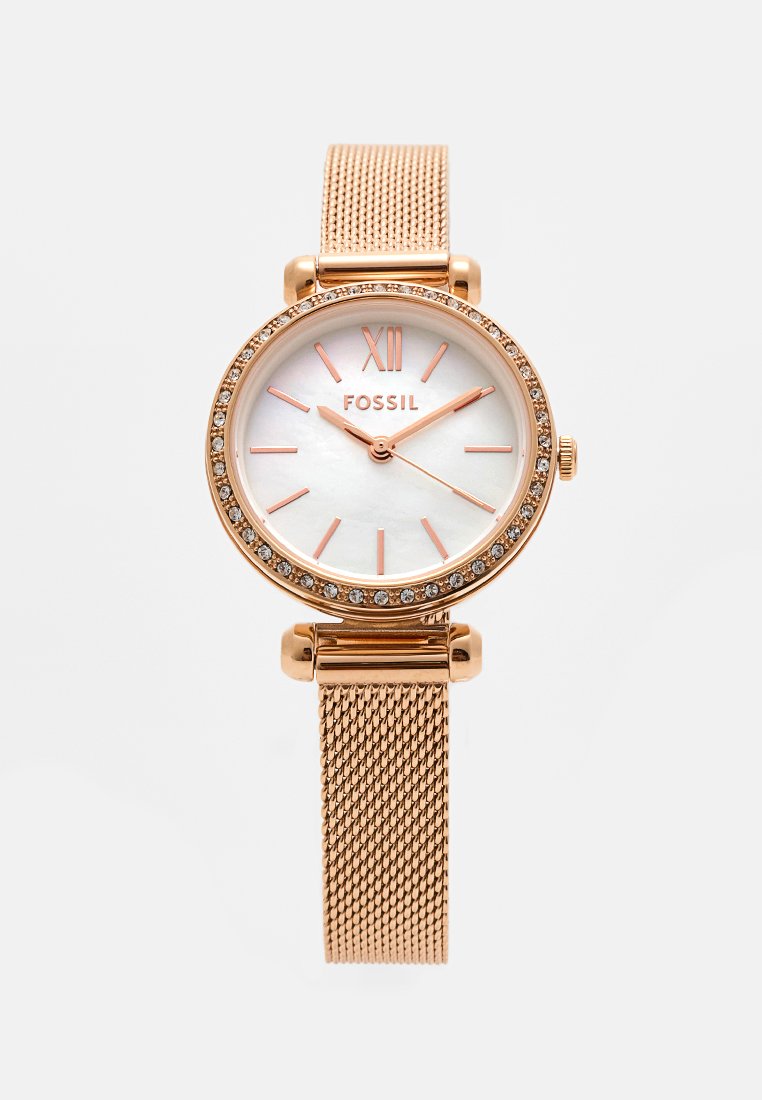 Uhr mit roségoldenem Mesh-Armband und rundem Ziffernblatt aus Perlmutt, Kristallakzenten und roségoldenen Stundenmarkierungen; verfügt über eine Krone in der Nähe des Armbands.