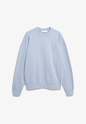 Lichtblauwe trui met ronde hals, lange mouwen, geribbelde manchetten en zoom, en een klein tonale logo op de linkerborst.