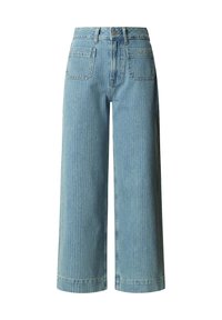 Jean bleu clair taille haute à jambes larges, avec poches plaquées devant, passants de ceinture, fermeture par bouton et coutures apparentes.