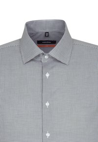 Langærmet slim-fit skjorte med lille sort-hvidternet mønster og hvide knapper ned foran.