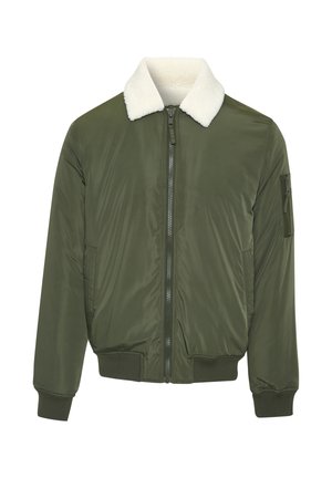 Chaqueta bomber de color verde oliva con un suave cuello de piel blanca, cierre de cremallera, bolsillos laterales y puños y dobladillo acanalados. Textura de tela suave.