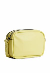 Žlutá kožená kabelka přes rameno s obdélníkovým tvarem. Obsahuje dvojitý zipový uzávěr a texturovaný popruh pro pohodlné nošení.
