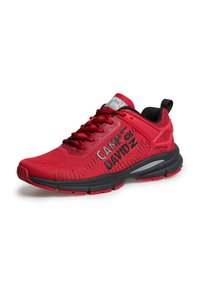 Roter Sportschuh mit einem Obermaterial aus Mesh, strukturiertem Design, schwarzen Akzenten, reflektierendem Logo und einer gepolsterten Sohle für Komfort.