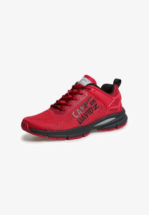 Roter Sportschuh mit einem Obermaterial aus Mesh, strukturiertem Design, schwarzen Akzenten, reflektierendem Logo und einer gepolsterten Sohle für Komfort.