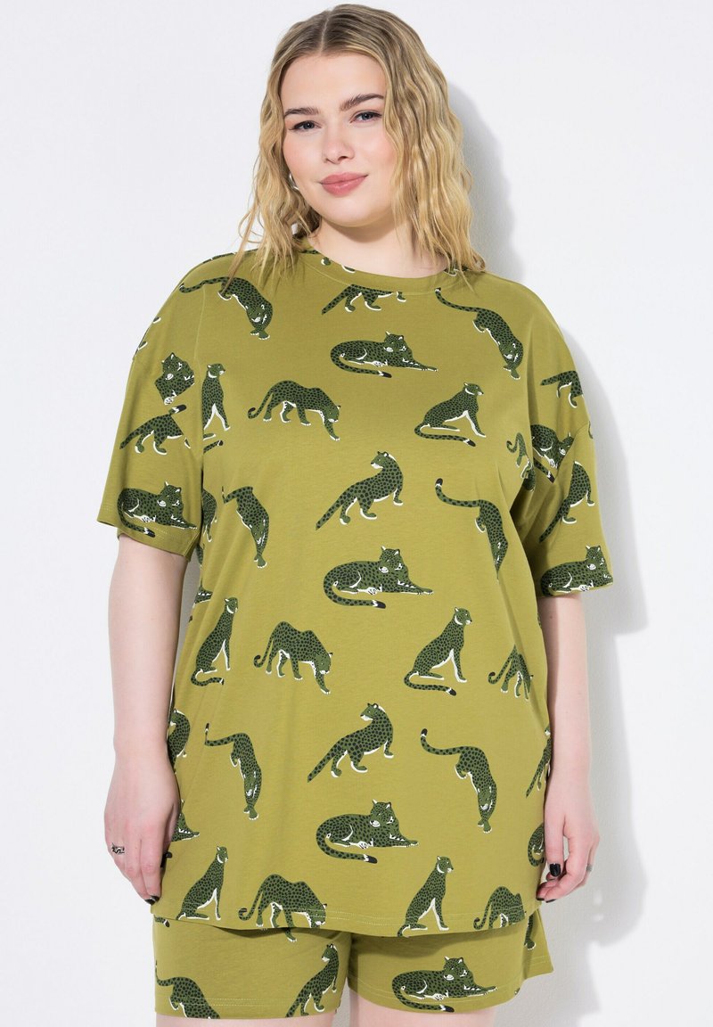 Set di maglietta oversize verde e pantaloni corti con un motivo ripetuto di gatti neri e bianchi. Tessuto morbido, vestibilità rilassata, con maniche corte.