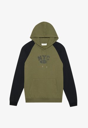 Maslinasto zeleni dukserica s crnim raglan rukavima, kengurutom beškom i grafikom NYC 1990. Ima kapuljaču sa šniranjem i rebraste manžete.