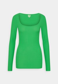 Ljusgrön långärmad ribbad tröja med en bred, fyrkantig halsringning visad mot en helt vit bakgrund.