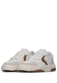 Sneakers bianchi in pelle con accenti marroni, suola in gomma testurizzata, punta perforata e pannelli laterali in suede a contrasto. Design con lacci e alla caviglia bassa.