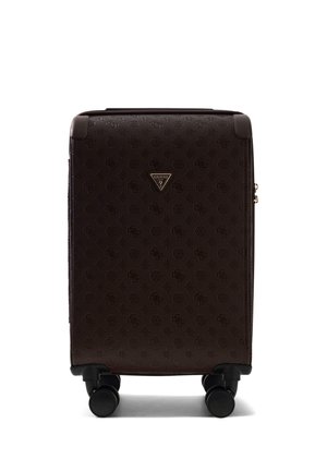 Valise à roulettes marron foncé avec motifs en relief et petit logo triangulaire Guess à l'avant, debout sur quatre roues.
