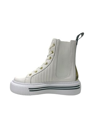Sneaker bianco alto con accenti dorati, caratterizzato da un pannello laterale testurizzato, punta tonda, lacci e una suola bianca con striscia nera.