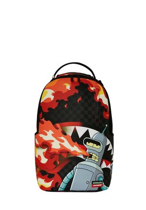 Mochila con un diseño vibrante que presenta llamas y un personaje, principalmente en rojo, negro y gris. Confeccionada en tela duradera con correas ajustables.