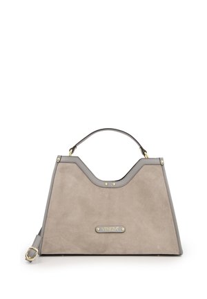 Graue Wildleder-Handtasche mit geometrischem Design, ausgestattet mit einer goldenen Logo-Platte, Metallelementen und einem einzelnen Oberhandgriff zum Tragen.