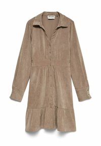 Robe longue en suède taupe à manches longues, avec patte de boutonnage sur le devant, col pointu, ceinture, jupe inférieure froncée et poignets boutonnés.