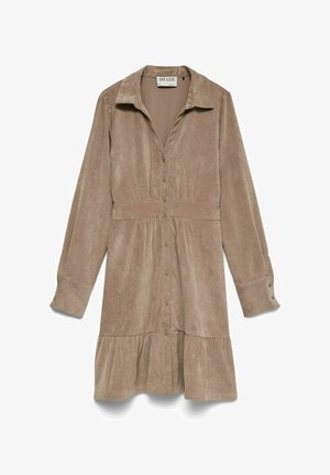 Tõmbav beežikaspruun pikkade varrukatega seemisnahast kleit, millel on nööpidega esikülg, terav krae, vöökoht, volditud allosas seelik ja nööbitavad varrukapitsid.