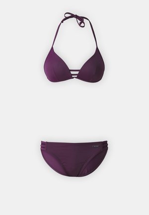 Paarse bikini-set met een driehoekige top met meerdere bandjes en een bijpassende onderkant met zijaccenten, gemaakt van een gladde stof.