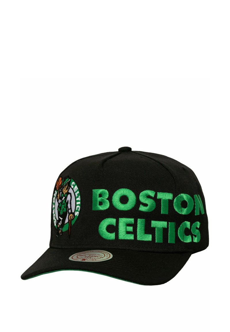 Schwarze Baseballmütze mit grün gesticktem "BOSTON CELTICS"-Text und einem Grafik eines Leprechauns. Mit gebogener Krempe und verstellbarem Rücken.