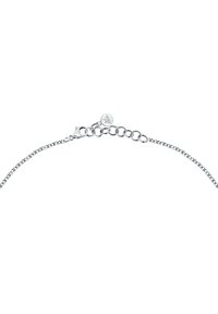 Bracciale in argento con link ovali e rotondi intrecciati, chiusura a molla e un piccolo charm con il design di una foglia.
