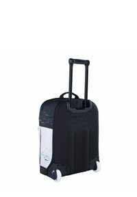 Maleta negra con ruedas, base robusta de dos ruedas, asa retráctil y un patrón abstracto colorido en un lado. Superficie texturizada.