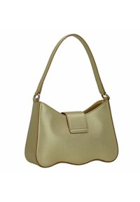 Bolso de mano de imitación cuero dorado con una silueta curvada, tirante plano y cierre magnético. Presenta una textura suave y sutiles detalles de costura.