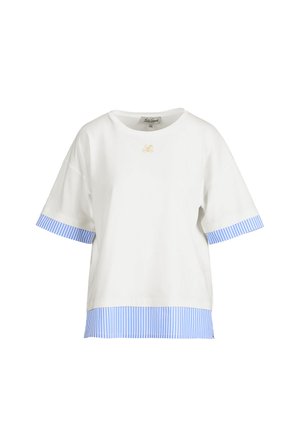 Top alb cu mâneci scurte, cu manșete și tiv dungi albastre și albe, decolteu rotund și un mic logo brodat auriu pe piept.