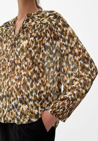 s.Oliver MIT ALLOVERMUSTER - Bluse - olivgrün