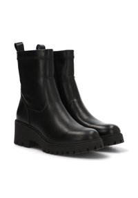 Botas de tobillo de cuero negro con un acabado suave, punta redondeada y suela ancha con relieve. Presenta una lengüeta en la parte posterior para facilitar su uso.