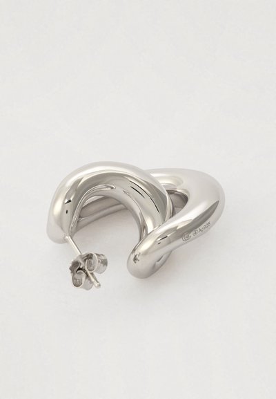 Ασημένια σκουλαρίκια σε μεταλλική απόχρωση με στριφτό, γλυπτικό σχέδιο και γυαλιστερό φινίρισμα, διαθέτουν κούμπωμα πίσω. Επισημασμένα με "Ag925".