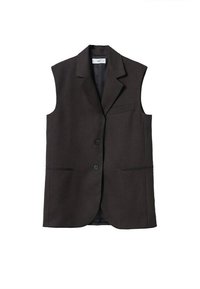 Gilet sans manches marron foncé sur mesure avec col à revers, deux boutons devant et trois poches passepoilées, présenté sur fond blanc.